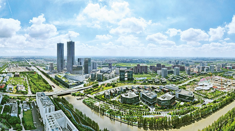 建立全國(guó)第一個(gè)國(guó)際貿(mào)易“單一窗口”，開設(shè)全國(guó)第一批自由貿(mào)易賬戶，設(shè)立全國(guó)第一家外商獨(dú)資醫(yī)院、第一家外商獨(dú)資公募基金公司、第一家外商獨(dú)資汽車制造企業(yè)……中國(guó)（上海）自由貿(mào)易試驗(yàn)區(qū)掛牌以來(lái)，誕生了若干個(gè)“全國(guó)第一”，在制造業(yè)、金融業(yè)等數(shù)十個(gè)開放領(lǐng)域，實(shí)現(xiàn)一批全國(guó)首創(chuàng)項(xiàng)目落地。圖為上海自貿(mào)區(qū)張江片區(qū)（2023年9月10日攝，無(wú)人機(jī)照片）。 新華社記者 方喆/攝