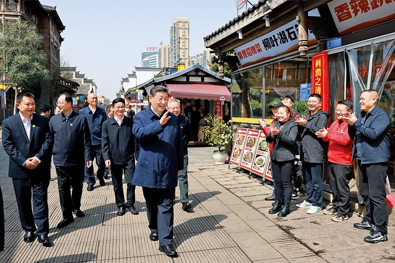 2024年3月18日至21日，中共中央總書記、國家主席、中央軍委主席習(xí)近平在湖南考察。這是19日上午，習(xí)近平在常德河街考察時(shí)，同店主和游客親切交流。 新華社記者 王曄/攝