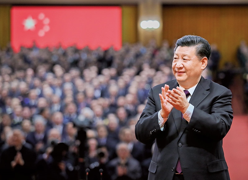 2018年12月18日，慶祝改革開放40周年大會(huì)在北京人民大會(huì)堂隆重舉行。中共中央總書記、國家主席、中央軍委主席習(xí)近平在大會(huì)上發(fā)表重要講話。這是習(xí)近平鼓掌向受表彰人員表示祝賀。 新華社記者 謝環(huán)馳/攝