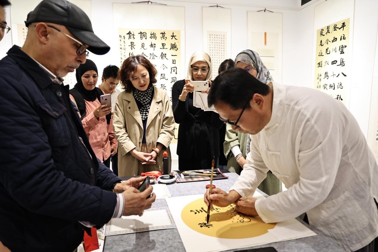 中摩書法老師在共同創(chuàng)作。拉巴特中國(guó)文化中心供圖