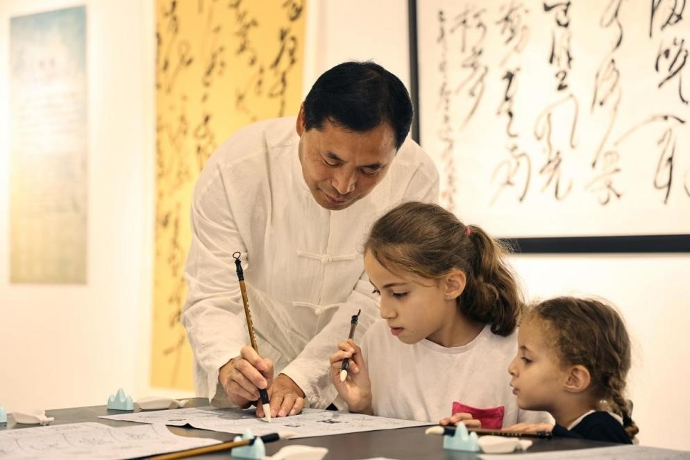 中國(guó)書法老師帶領(lǐng)現(xiàn)場(chǎng)觀眾體驗(yàn)書法。拉巴特中國(guó)文化中心供圖