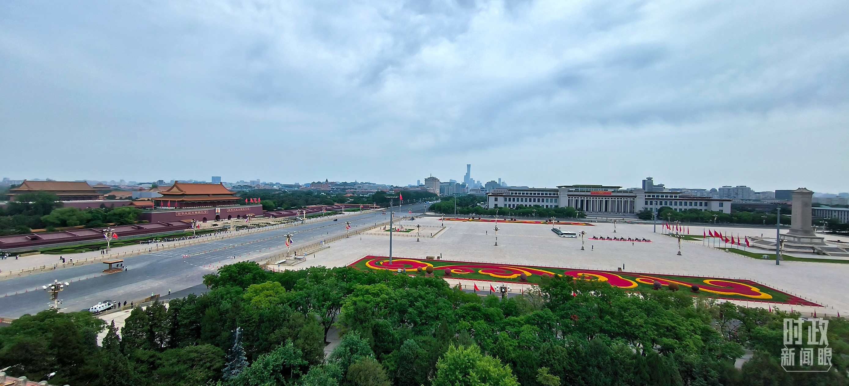 △北京長(zhǎng)安街兩側(cè)懸掛中俄兩國(guó)國(guó)旗。（總臺(tái)央視記者范凱拍攝）