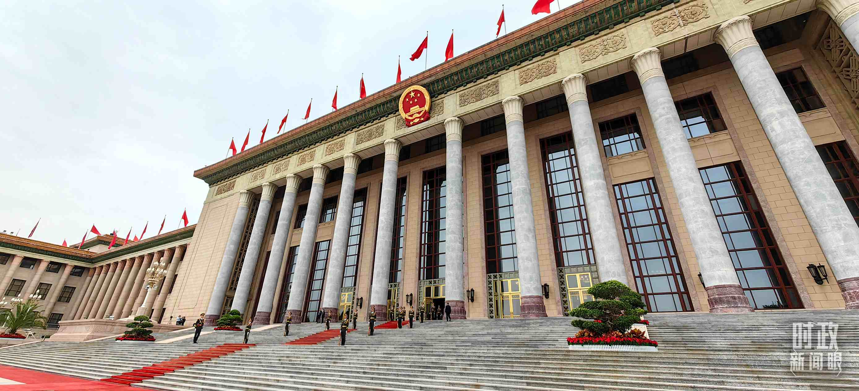 △人民大會(huì)堂東門外廣場(chǎng)。（總臺(tái)央視記者段德文拍攝）