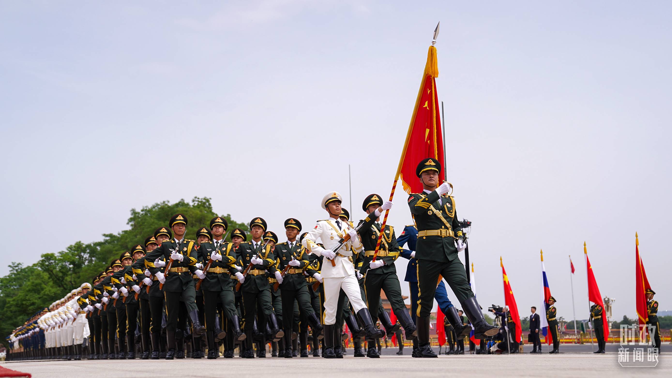 △歡迎儀式現(xiàn)場(chǎng)的中國(guó)人民解放軍儀仗隊(duì)。（總臺(tái)國(guó)廣記者李晉拍攝）