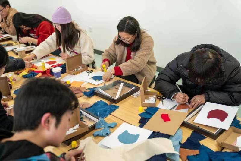 2024年2月，群眾在貴州省民族博物館老師帶領(lǐng)下開(kāi)展拼布、拓印等非遺手工體驗(yàn)活動(dòng)。受訪者供圖