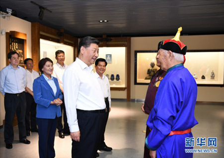 2019年7月15日，習(xí)近平總書記在赤峰博物館同古典民族史詩《格薩（斯）爾》非物質(zhì)文化遺產(chǎn)傳承人親切交談。