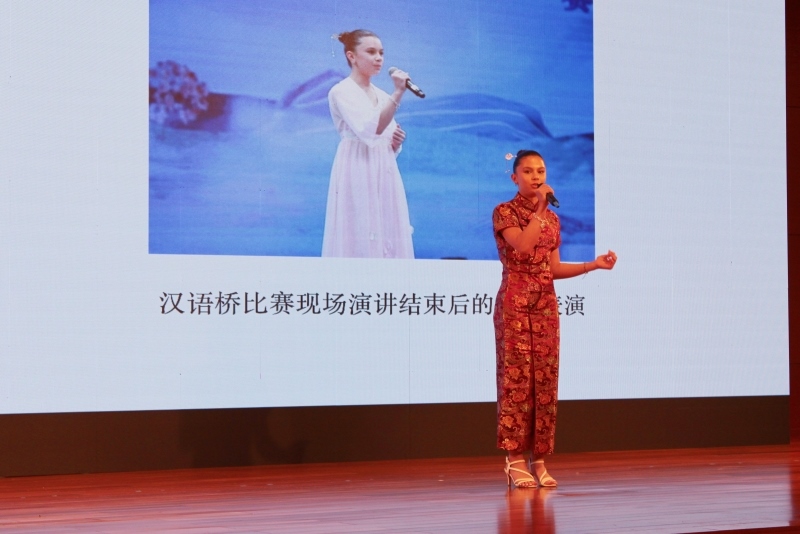 4、美國的中文愛好者譚木蘭在現(xiàn)場演唱歌曲《揮著翅膀的女孩》。 伊莎貝爾·羅德里格斯攝