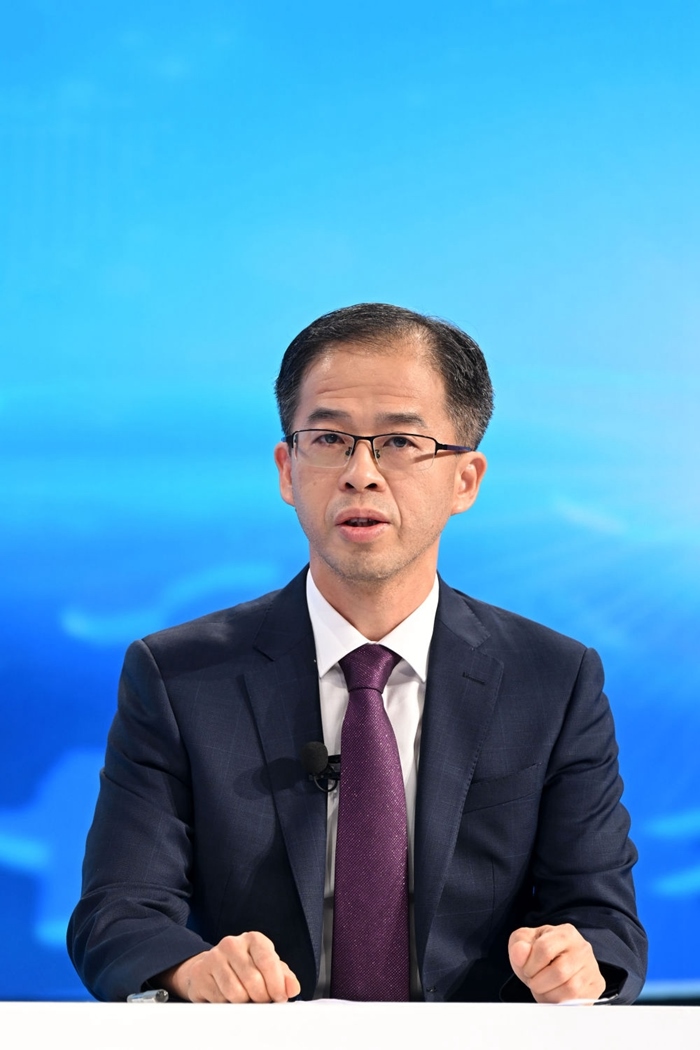 商務(wù)部政研室副主任丁維順在“中國經(jīng)濟圓桌會”錄制現(xiàn)場交流發(fā)言。新華社記者 金良快 攝