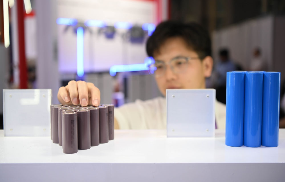 這是一家企業(yè)在第135屆廣交會上展出的鋰電池產(chǎn)品（2024年4月15日攝）。新華社記者 鄧華 攝