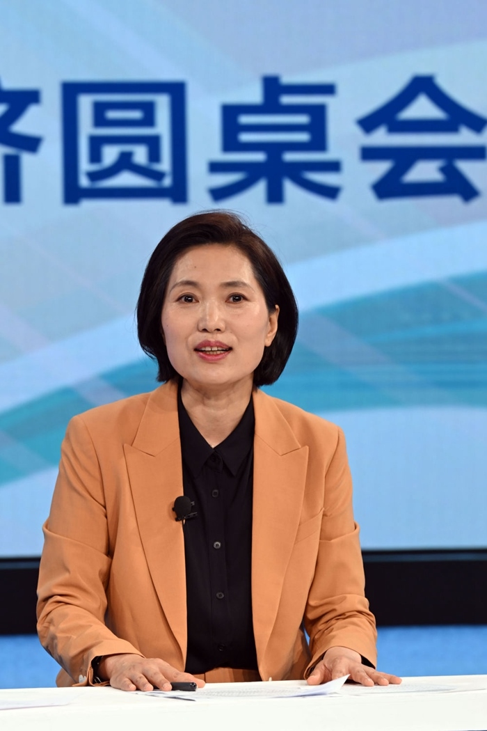中國宏觀經(jīng)濟研究院對外經(jīng)濟研究所研究員曲鳳杰在“中國經(jīng)濟圓桌會”錄制現(xiàn)場交流發(fā)言。新華社記者 金良快 攝