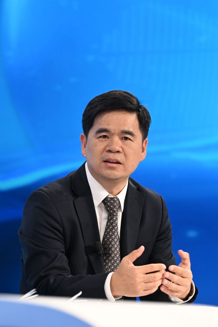 工業(yè)和信息化部運行監(jiān)測協(xié)調(diào)局副局長何海林在“中國經(jīng)濟圓桌會”錄制現(xiàn)場交流發(fā)言。新華社記者 金良快 攝