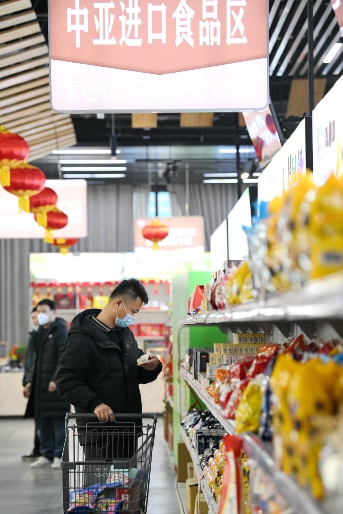 在位于西安浐灞國(guó)際港的愛(ài)菊健康生活體驗(yàn)館，消費(fèi)者挑選中亞進(jìn)口食品。新華社記者李一博 攝