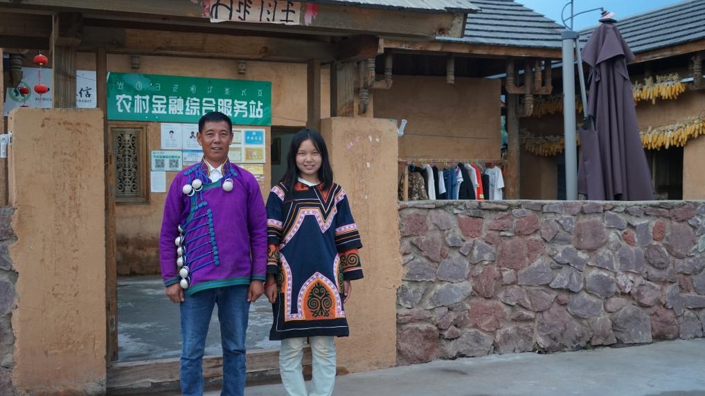 吉好有果和父親吉好也求在三河村新家合影。新華社記者 尹恒 攝