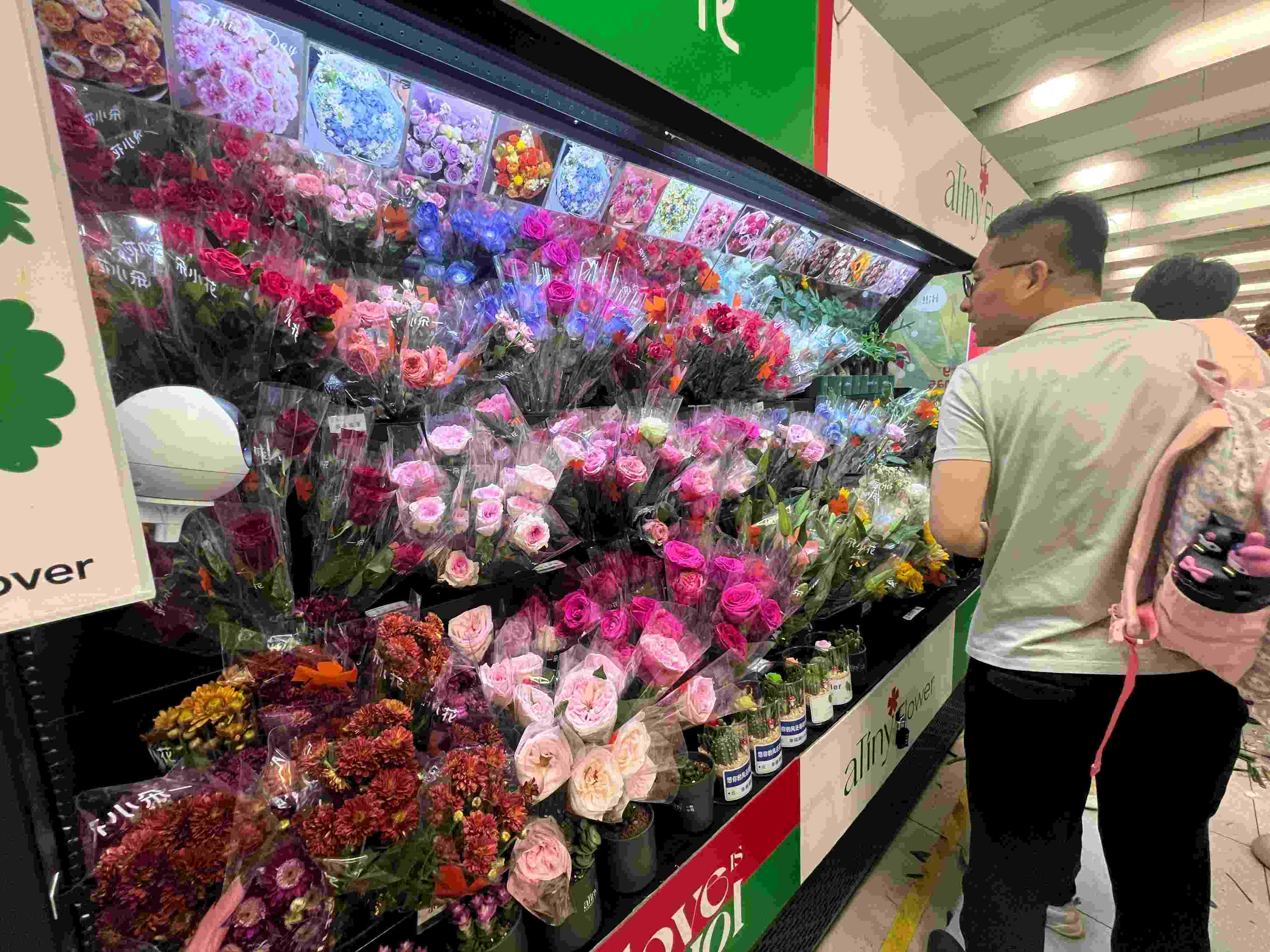 5月20日，居民在花店選購(gòu)鮮花。人民網(wǎng) 歐陽(yáng)易佳攝