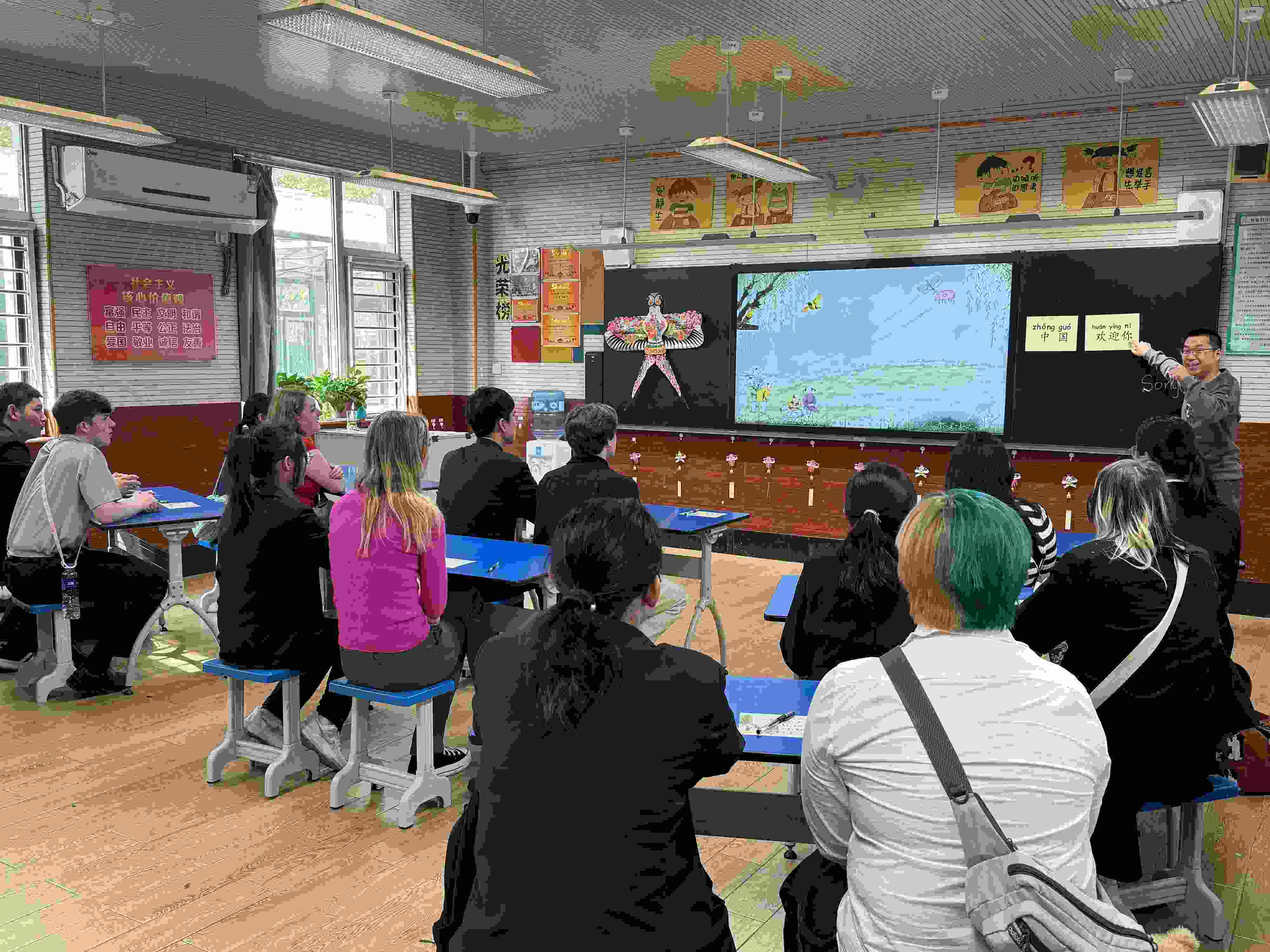 2024年4月20日，美國艾奧瓦州馬斯卡廷高中“友誼傳承”研學(xué)團來到石家莊外國語學(xué)校，中美學(xué)生同上一節(jié)中文課。