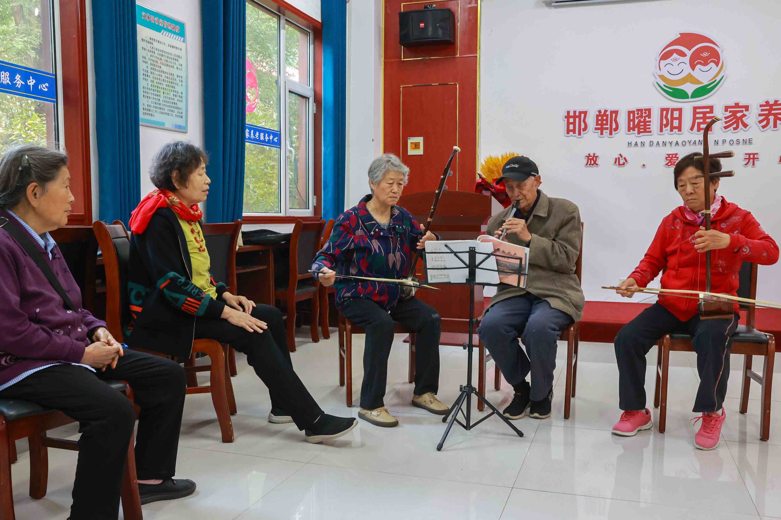 △ 近年來，在以習(xí)近平同志為核心的黨中央堅強領(lǐng)導(dǎo)下，從探索建立國家基本養(yǎng)老服務(wù)清單制度，到構(gòu)建居家社區(qū)機構(gòu)相協(xié)調(diào)的“中國式”養(yǎng)老服務(wù)體系，再到理順養(yǎng)老服務(wù)監(jiān)管機制，一項項養(yǎng)老服務(wù)領(lǐng)域改革“實招”“硬招”不斷落地見效。圖為河北省邯鄲市邯山區(qū)曜陽養(yǎng)老服務(wù)中心內(nèi)，老人在學(xué)習(xí)樂器演奏。