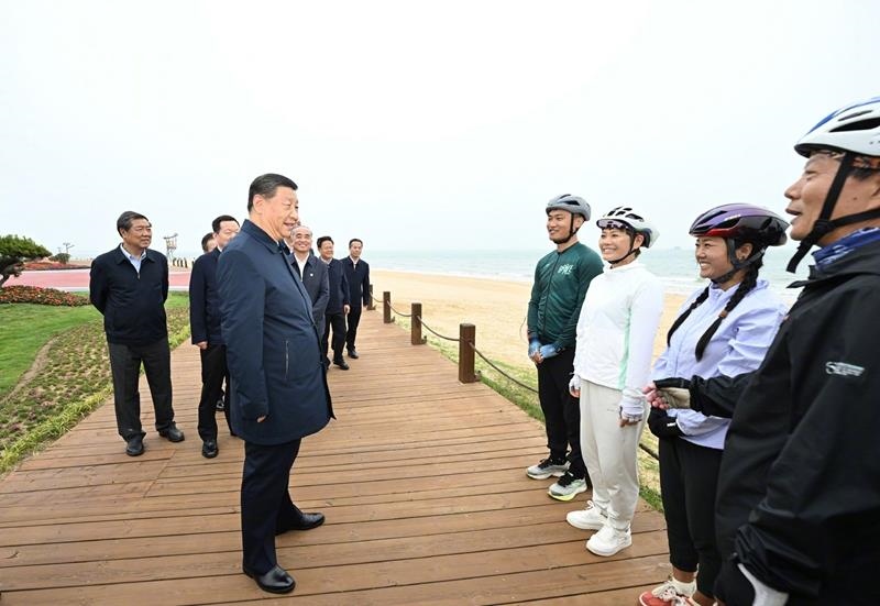 5月22日，在山東日照考察調(diào)研的習(xí)近平總書記來到陽光海岸綠道，和騎行愛好者親切交流。