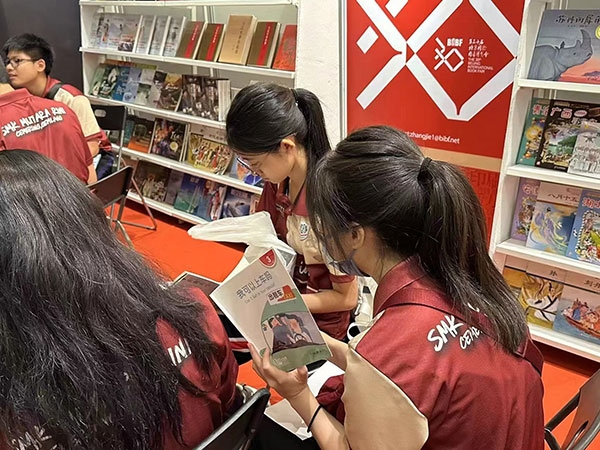 馬來西亞讀者在中國聯(lián)合展臺翻閱中國書籍。 中國圖書進出口（集團）有限公司供圖