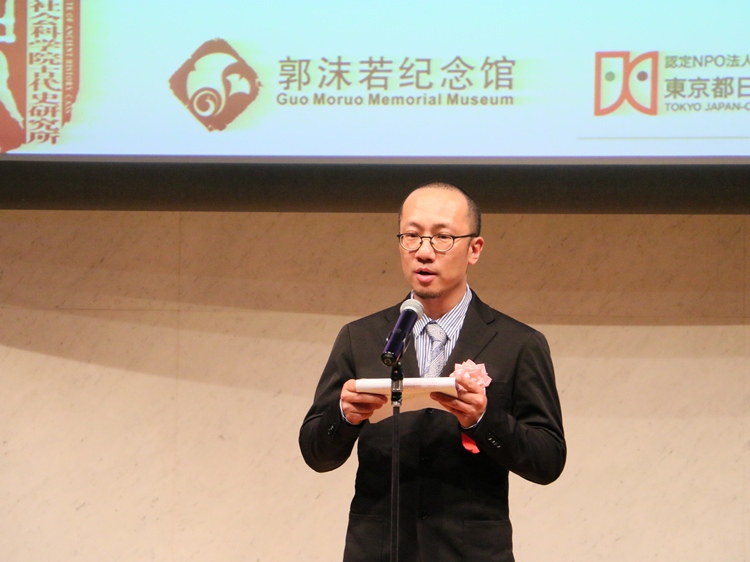 郭沫若紀念館副館長梁雪松代讀致辭。人民網(wǎng) 許可攝