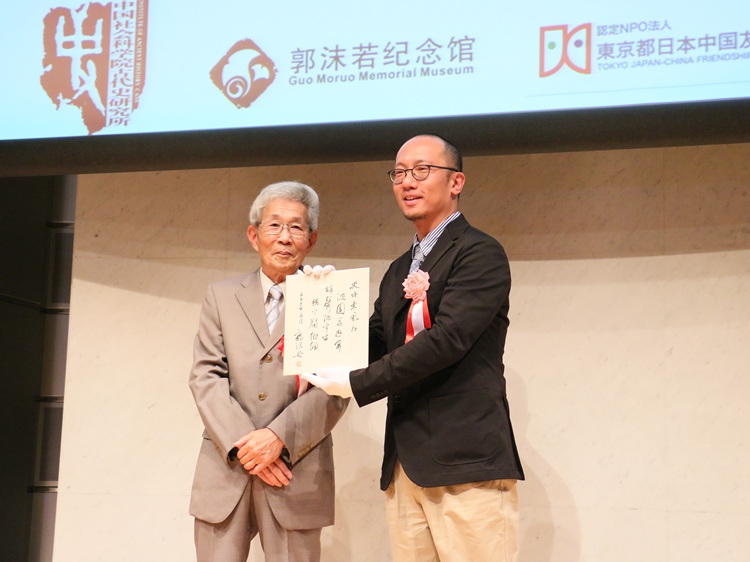 坂田昌一之子坂田文彥（左一）向郭沫若紀念館捐獻郭沫若致坂田昌一手跡。人民網(wǎng) 許可攝