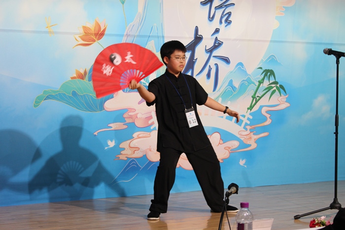 參賽選手在比賽中進(jìn)行中華才藝展示。