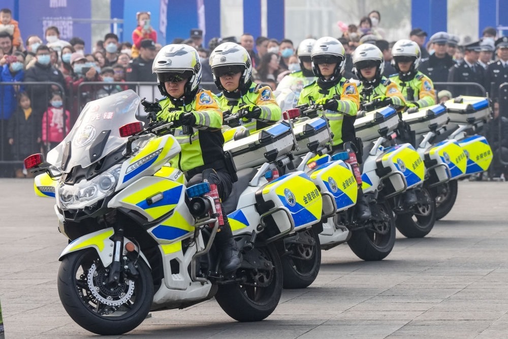 2024年1月6日，南京交警在警營(yíng)開(kāi)放周活動(dòng)現(xiàn)場(chǎng)進(jìn)行警務(wù)技能表演。新華社記者 李博 攝
