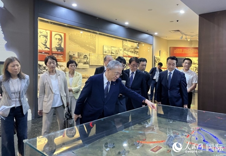 創(chuàng)價(jià)學(xué)會會長原田稔（中）與青年代表團(tuán)成員訪問中國人民抗日戰(zhàn)爭紀(jì)念館。人民網(wǎng)記者 陳思攝