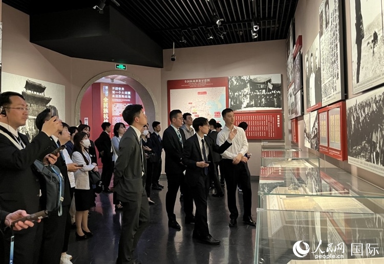 創(chuàng)價(jià)學(xué)會青年代表團(tuán)成員在中國人民抗日戰(zhàn)爭紀(jì)念館參觀。人民網(wǎng)記者 陳思攝