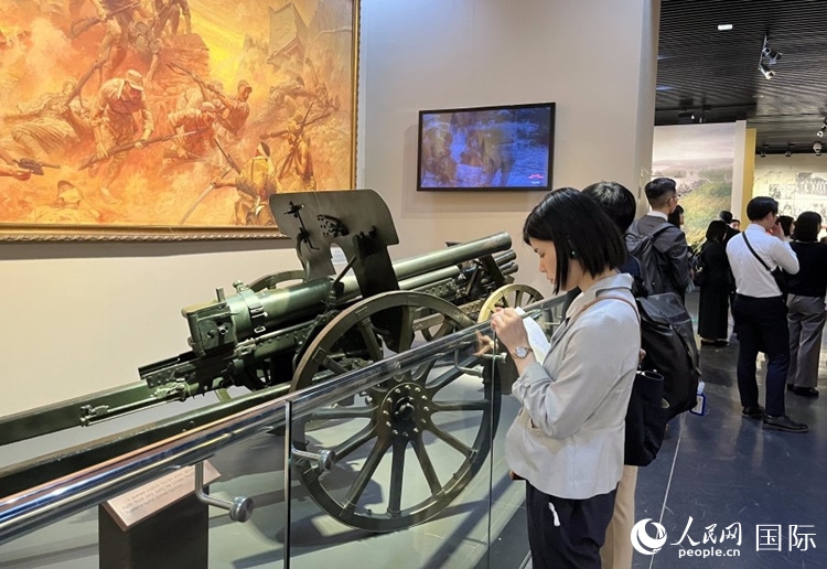創(chuàng)價(jià)學(xué)會青年代表團(tuán)成員在中國人民抗日戰(zhàn)爭紀(jì)念館參觀。人民網(wǎng)記者 陳思攝