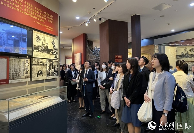 創(chuàng)價(jià)學(xué)會青年代表團(tuán)成員在中國人民抗日戰(zhàn)爭紀(jì)念館參觀。人民網(wǎng)記者 陳思攝