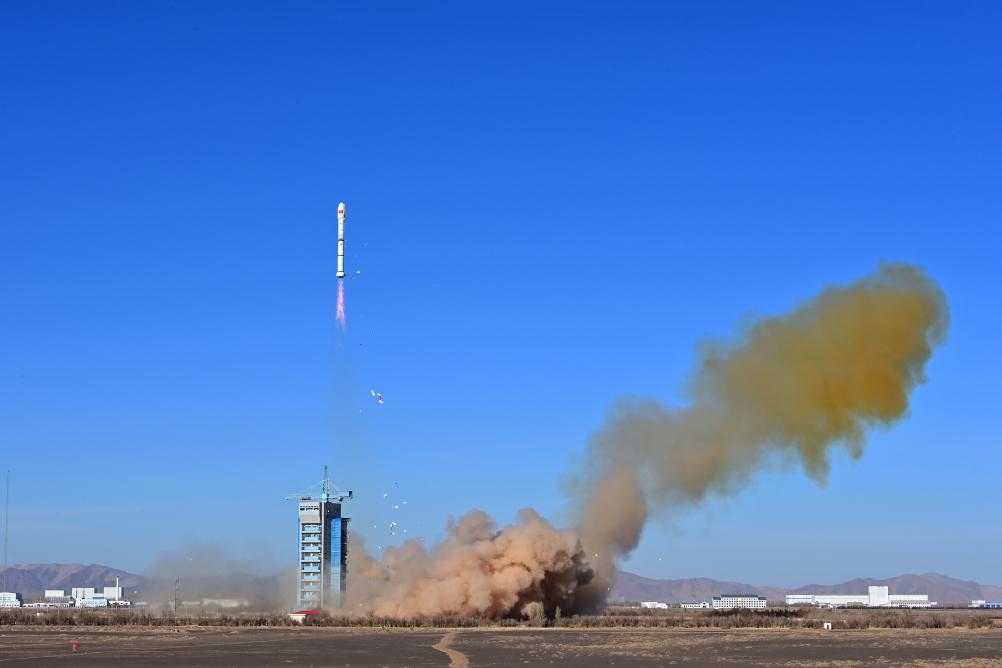 2023年12月4日，中國在酒泉衛(wèi)星發(fā)射中心使用長征二號(hào)丙運(yùn)載火箭，成功將援埃及二號(hào)衛(wèi)星發(fā)射升空，衛(wèi)星順利進(jìn)入預(yù)定軌道，發(fā)射任務(wù)獲得圓滿成功。新華社發(fā)（汪江波 攝）