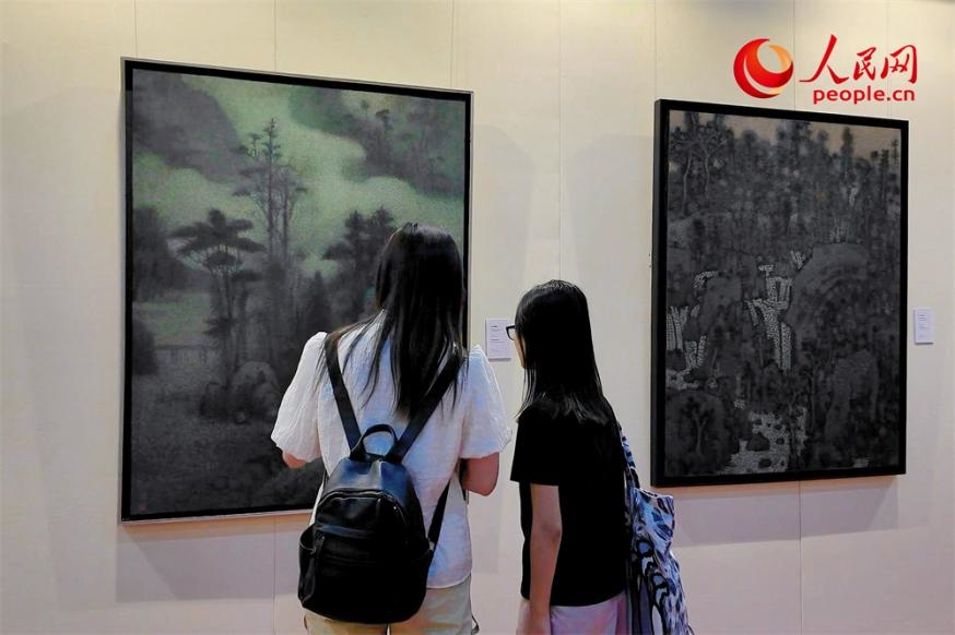 觀眾正在觀賞王秦生畫作《云山幽趣》。人民網記者 劉微攝