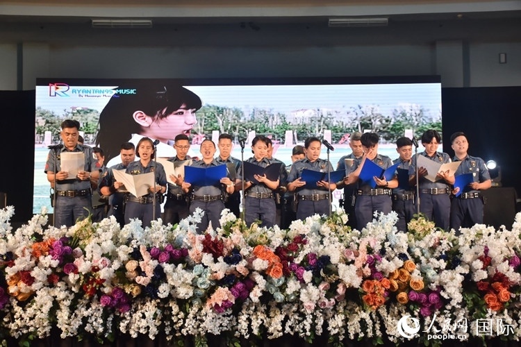 邦板牙省警察局學(xué)員在結(jié)業(yè)典禮上表演合唱。人民網(wǎng)記者 樊帆攝