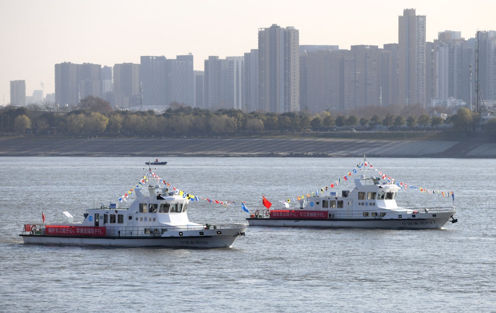 漁政執(zhí)法船隊(duì)從長江武漢段江面駛過，啟動長江流域重點(diǎn)水域“十年禁漁”（2020年12月31日攝）。新華社記者 程敏 攝