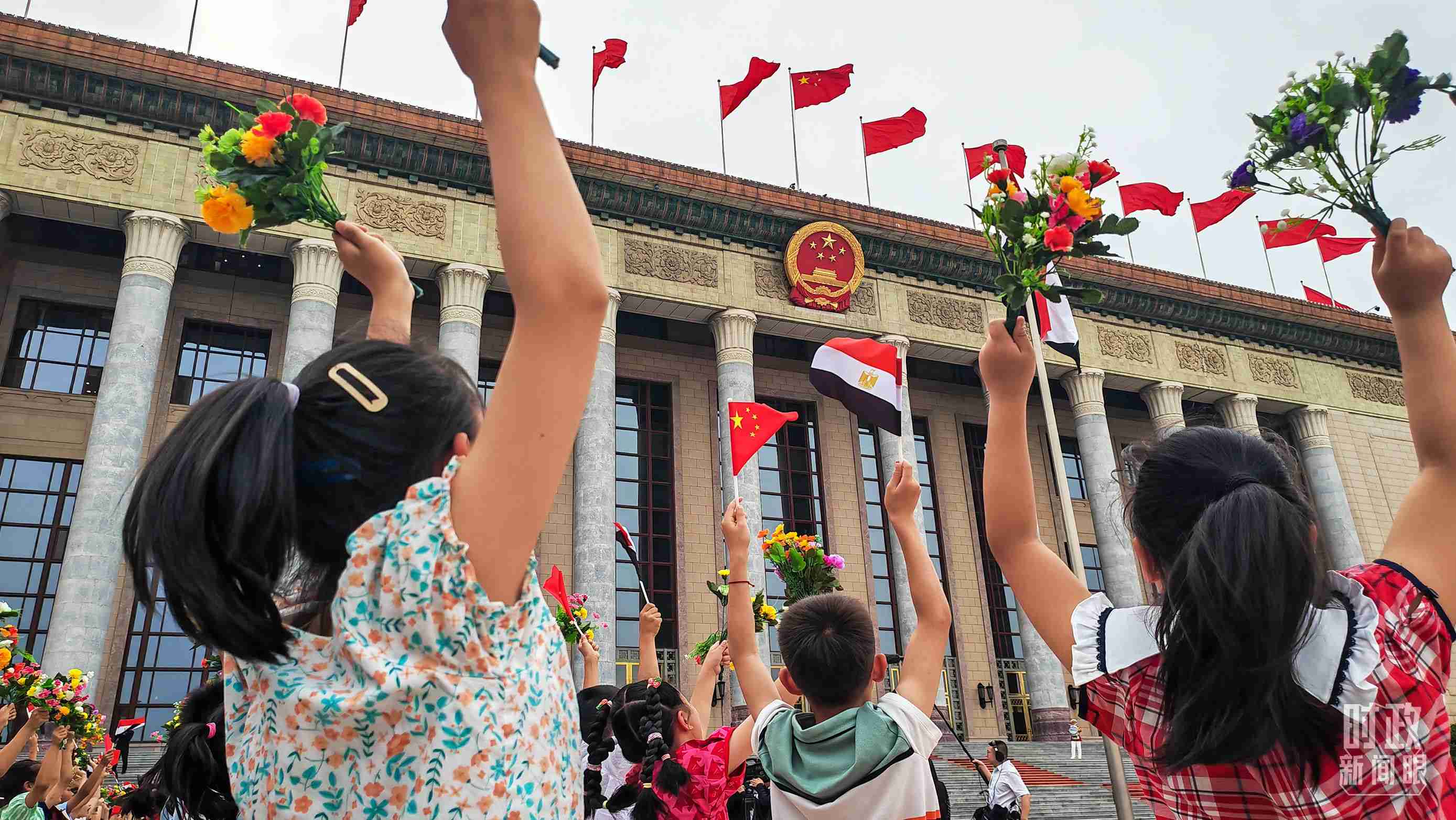 △5月29日下午，習(xí)近平主席舉行儀式歡迎埃及總統(tǒng)塞西訪華。圖為歡迎儀式現(xiàn)場(chǎng)的少年兒童。（總臺(tái)央視記者劉琦拍攝）