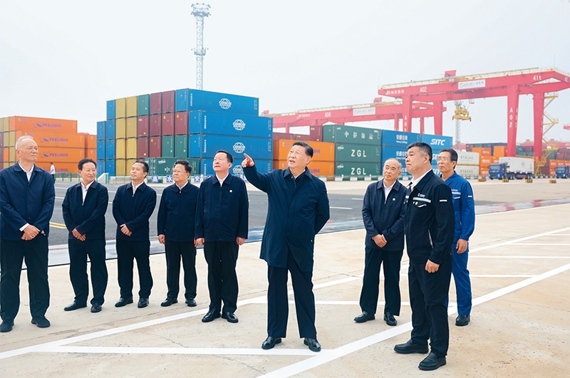 2024年5月22日至24日，中共中央總書記、國(guó)家主席、中央軍委主席習(xí)近平在山東考察。這是22日下午，習(xí)近平在日照港察看全自動(dòng)化集裝箱碼頭作業(yè)場(chǎng)景。 新華社記者 鞠鵬/攝