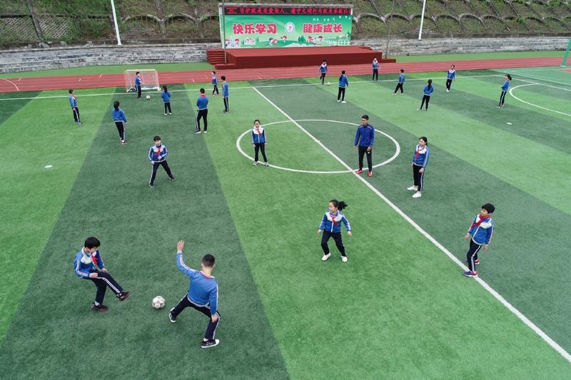 陜西安康平利縣老縣鎮(zhèn)中心小學(xué)的學(xué)生在操場(chǎng)上踢球。