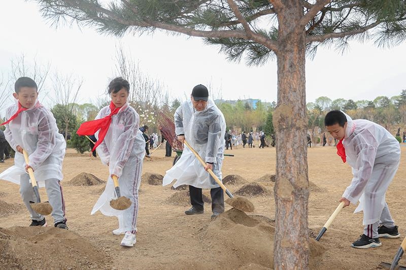 2023年4月4日，習(xí)近平總書記來(lái)到北京市朝陽(yáng)區(qū)東壩中心公園參加首都義務(wù)植樹活動(dòng)。這是總書記同孩子們一起植樹。