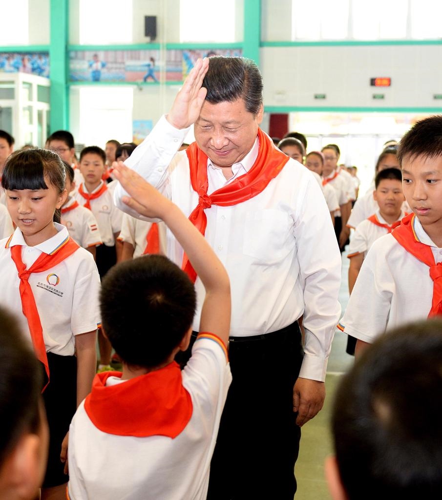 2014年5月30日，習(xí)近平總書記來到北京市海淀區(qū)民族小學(xué)，參加慶?！傲弧眹H兒童節(jié)活動。新華社記者 李濤 攝