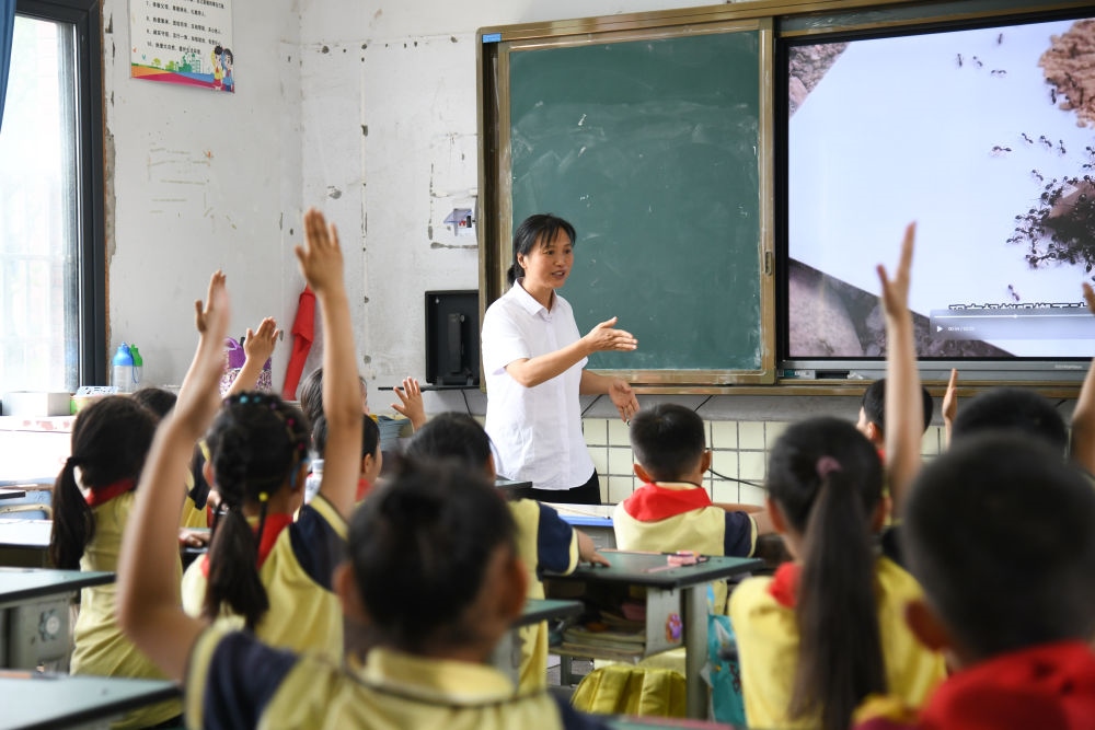 5月31日，學(xué)生在科學(xué)課上與老師互動(dòng)。
