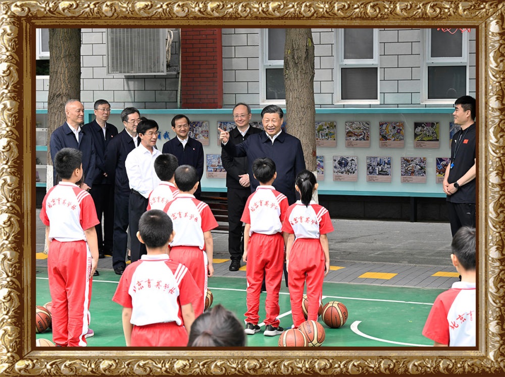 2023年5月31日上午，習(xí)近平總書記來到北京育英學(xué)校看望慰問師生，在籃球場同正在上體育課的小學(xué)生們親切交流。習(xí)近平親切地說：“現(xiàn)在生活條件好了，孩子們不是要吃得胖胖的，而是要長得壯壯的、練得棒棒的。”