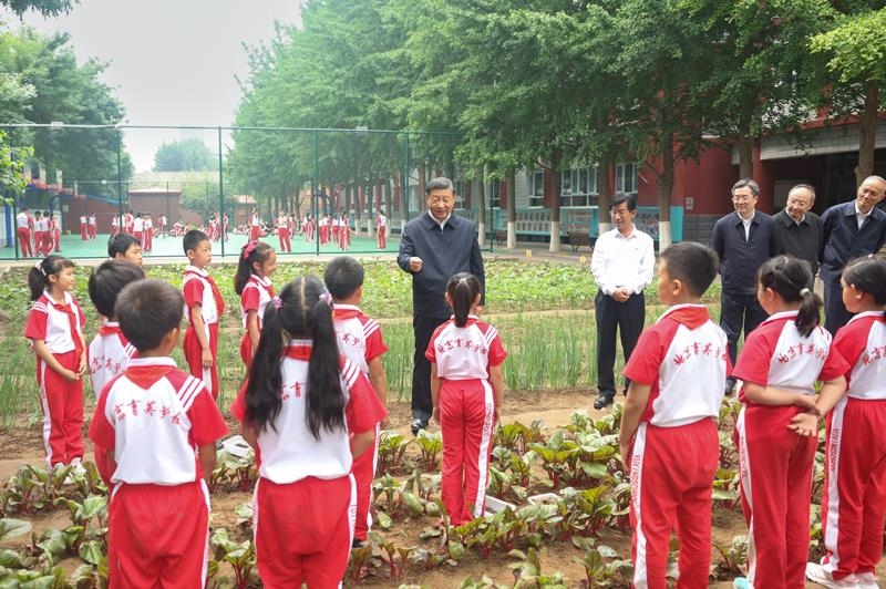 2023年5月31日，習(xí)近平總書記在北京育英學(xué)校同小學(xué)生們親切交流。