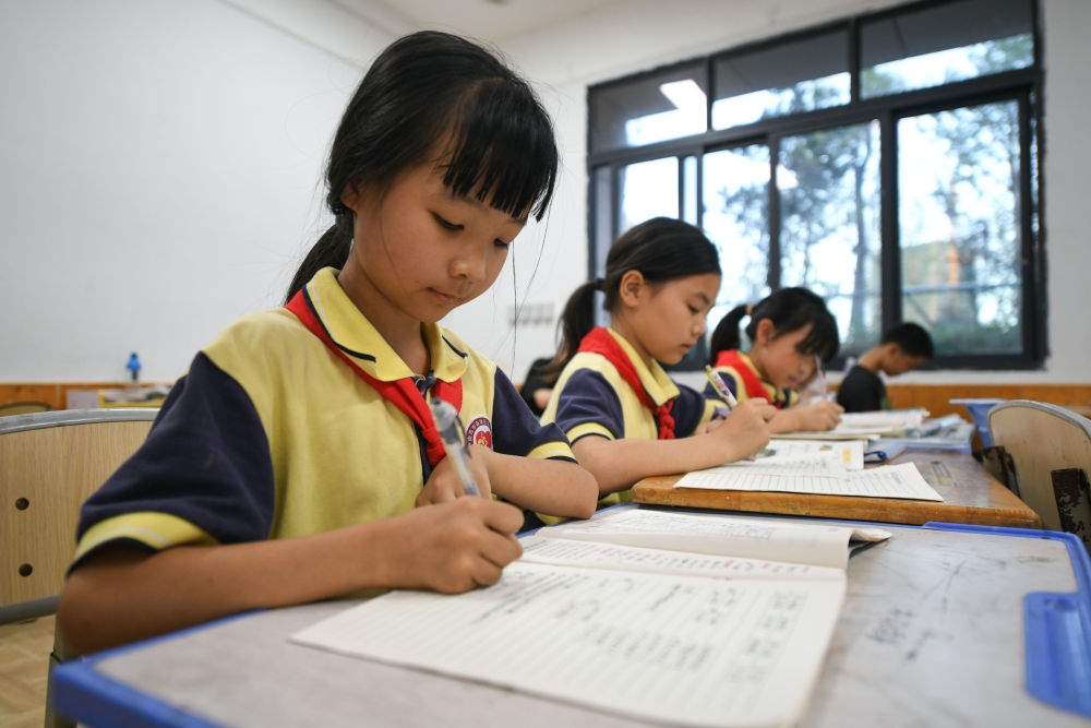 5月30日，學(xué)生在之江小學(xué)“留守兒童之家”寫(xiě)作業(yè)。