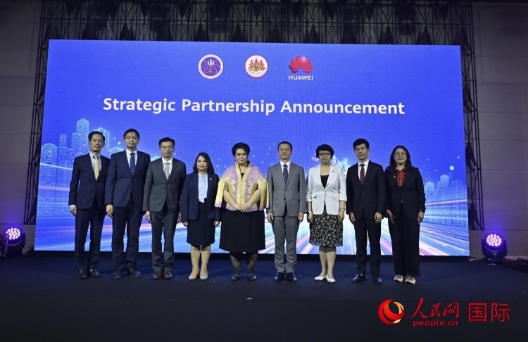 數(shù)字人才峰會現(xiàn)場。左五為泰國高等教育、科學(xué)、研究和創(chuàng)新部長素巴瑪·伊沙拉帕迪，右三中國駐泰國大使館教育參贊許蘭，右四為華為泰國技術(shù)有限公司總經(jīng)理李雄偉。人民網(wǎng)記者 簡承淵攝