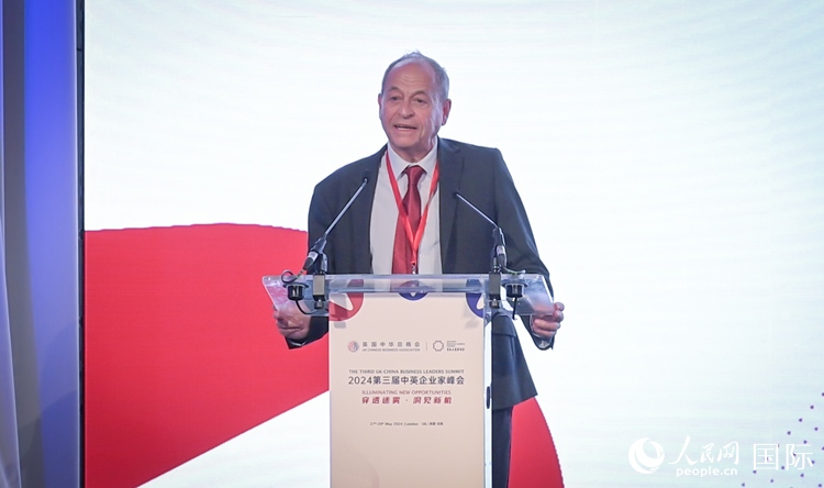 英國48家集團俱樂部榮譽主席斯蒂芬·佩里致辭。人民網(wǎng) 郭錦標攝