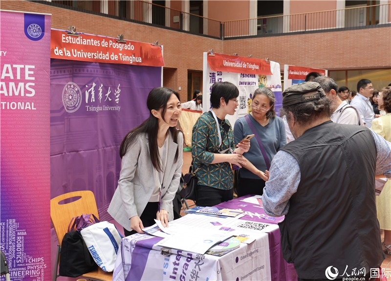 旅西華人華僑在展臺前咨詢。人民網(wǎng)記者 顏歡攝