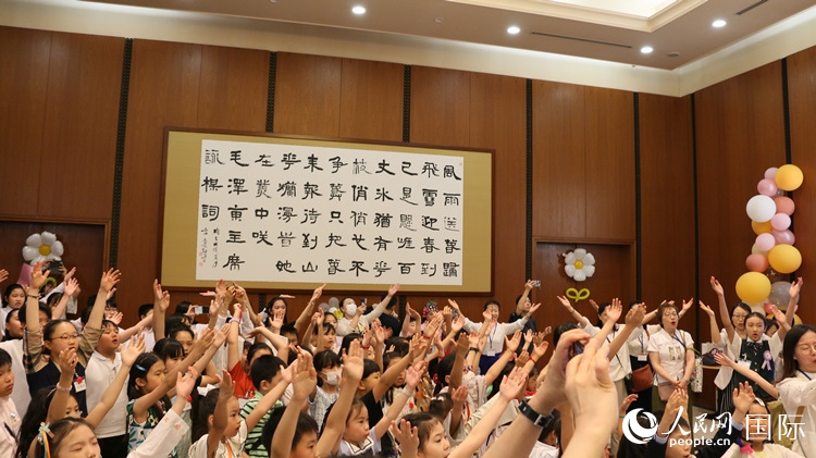 小朋友們合唱《明天會更好》。人民網(wǎng) 許可攝