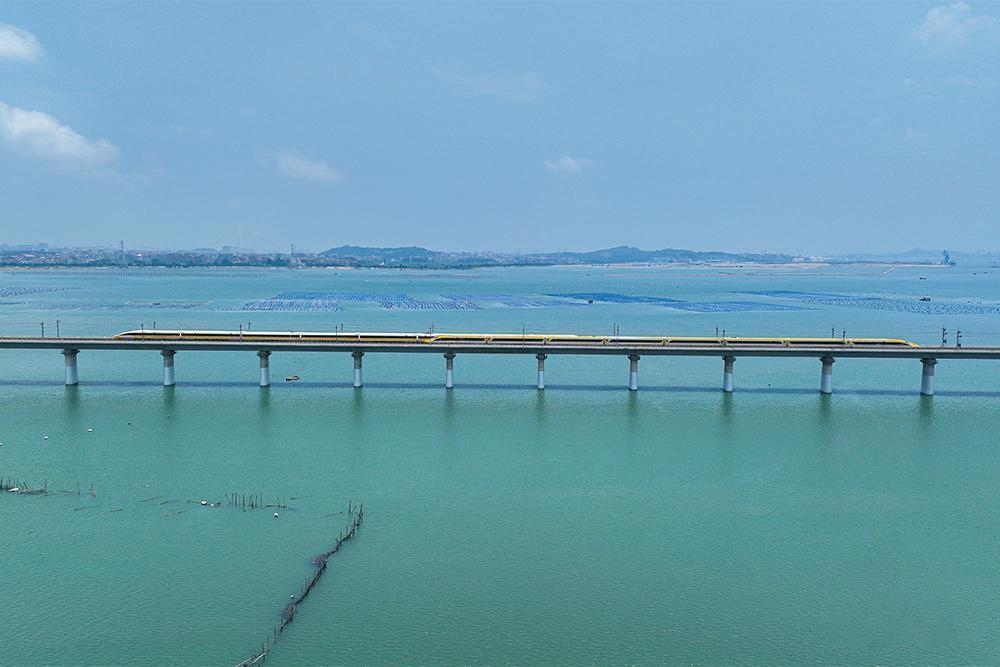 △2023年6月28日，CR450動車組試驗列車在湄洲灣跨海大橋交會運行，單列最高運行時速達到453公里。