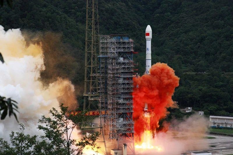 △2020年6月23日，我國北斗三號全球衛(wèi)星導航系統(tǒng)最后一顆組網(wǎng)衛(wèi)星在西昌衛(wèi)星發(fā)射中心點火升空。同年7月，北斗三號系統(tǒng)正式開通全球服務，“中國的北斗”真正成為“世界的北斗”。