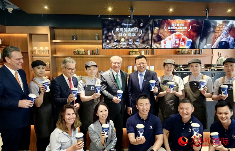 巴西副總統(tǒng)阿爾克明在北京某咖啡店推廣巴西咖啡。人民網(wǎng)記者 符園園攝